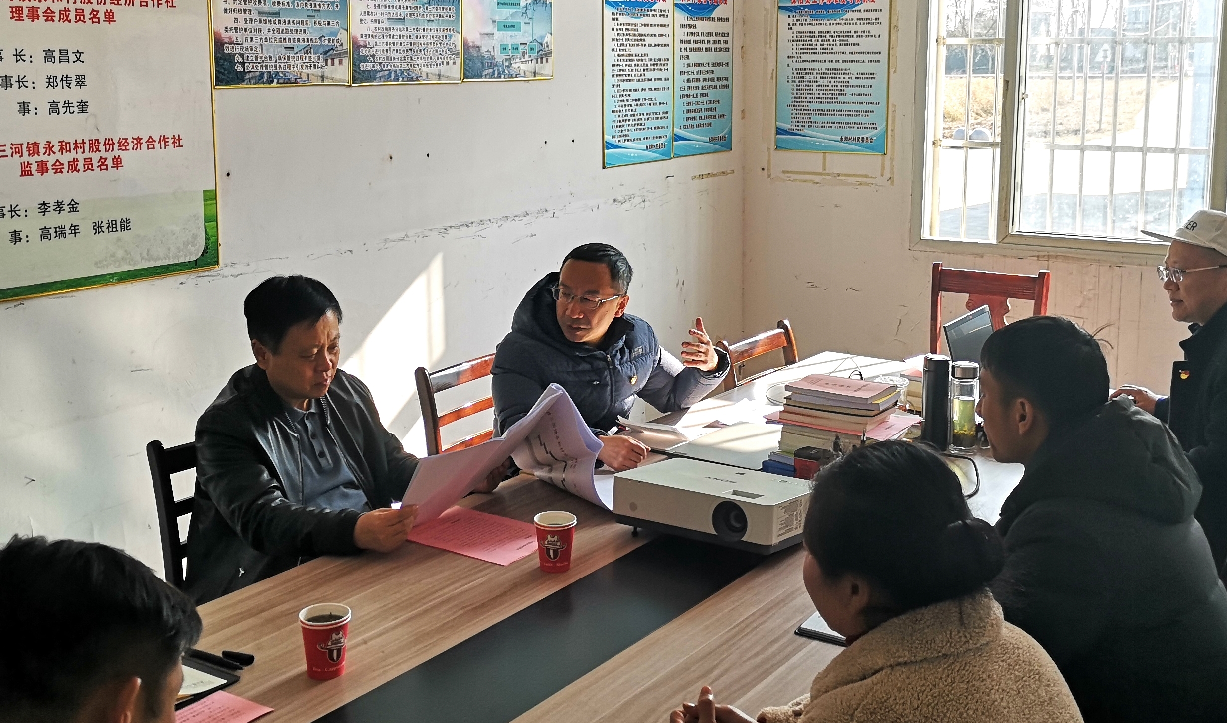 与村两委班子成员、驻村事情开展座谈.jpg